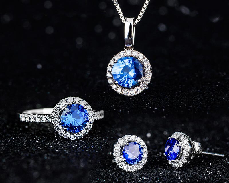 Bộ trang sức gắn đá Sapphire.