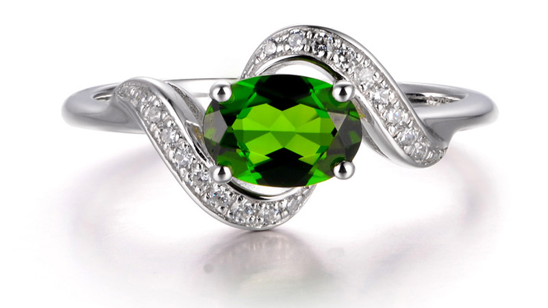 Chất liệu bạch kim kết hợp hoàn hảo với Diopside