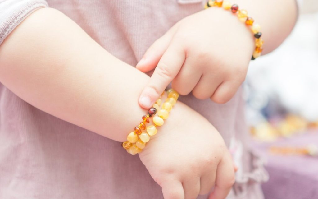 Hình 3: Vòng tay hổ phách cho trẻ em, giúp các bé đỡ quấy khóc, giảm đau khi mọc răng