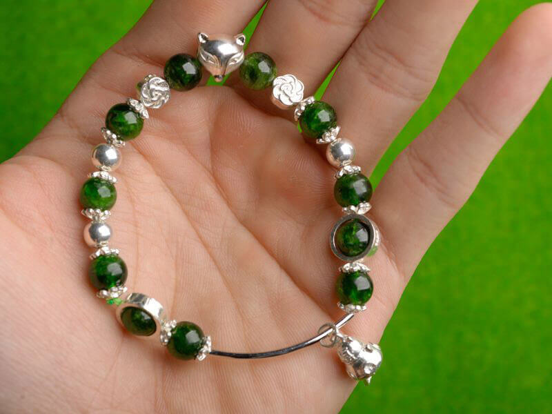 Vòng đá Diopside mang nhiều may mắn.