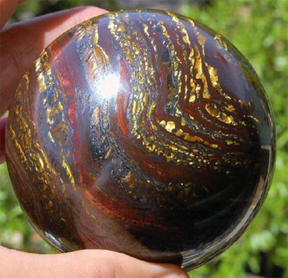 Đá mắt hổ sắt có thành phần chủ yếu là đá mắt hổ, đá jasper đỏ và đá hematite đen.
