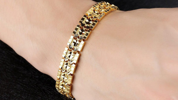Chú ý bảo quản và lau chùi thường xuyên để trang sức được bền hơn
