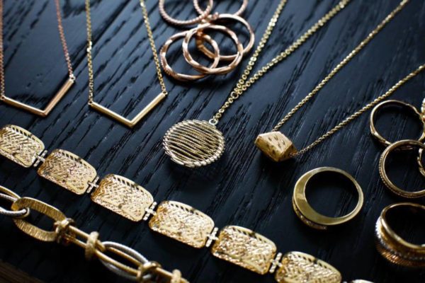 Vàng 10K bao gồm 10 phần vàng và 14 phần hợp kim
