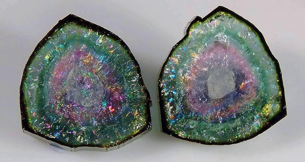 Tourmaline là một khoáng chất boron tinh thể silicat phức tạp
