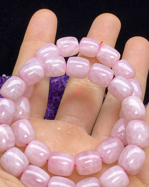 Chiếc vòng đá thạch anh hồng dưới ánh sáng ban ngày hoặc ánh đèn neon có xuất hiện đường vân mây màu trắng rất đẹp