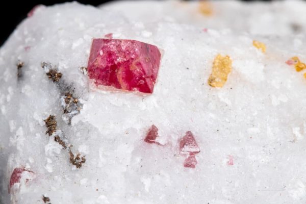Các tinh thể Spinel nằm lẫn trong đá trắng