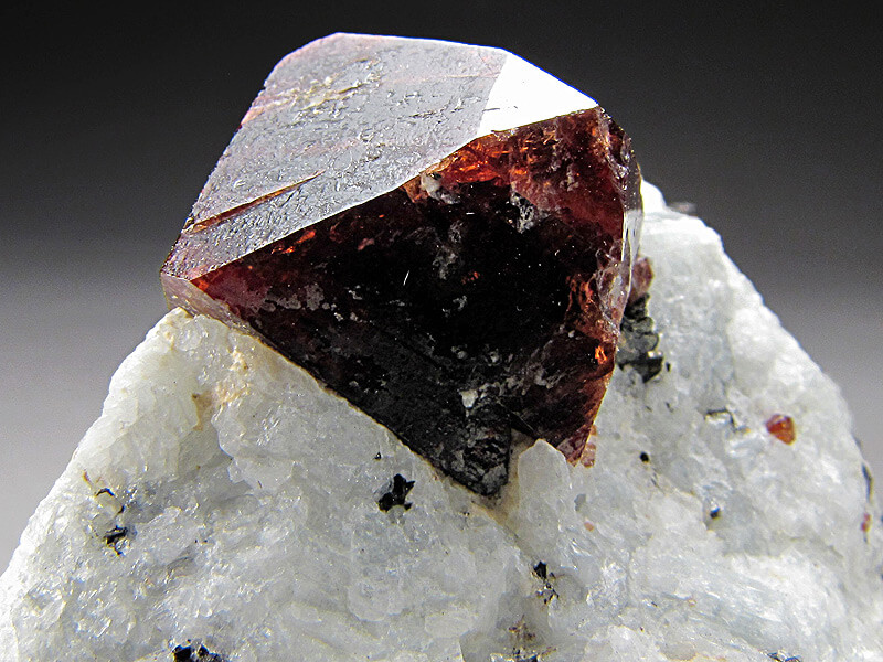 Đá Zircon Có Nhiều Công Dụng Và ý Nghĩa Phong Thủy Tích Cực Cho Chủ Nhân Sở Hữu