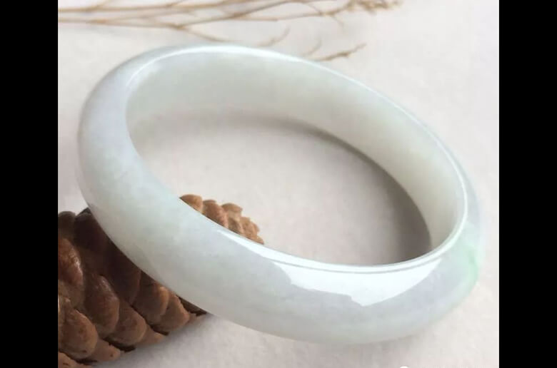 Phỉ Thúy Kiền Bạch Chủng (干 白 种 翡 翠) Phỉ Thúy Kiền Bạch Chủng (干 白 种 翡 翠)
