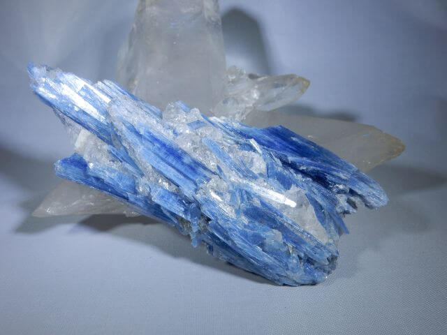 Đá Kyanite Có Màu Xanh đặc Trưng Đá Kyanite Có Màu Xanh đặc Trưng
