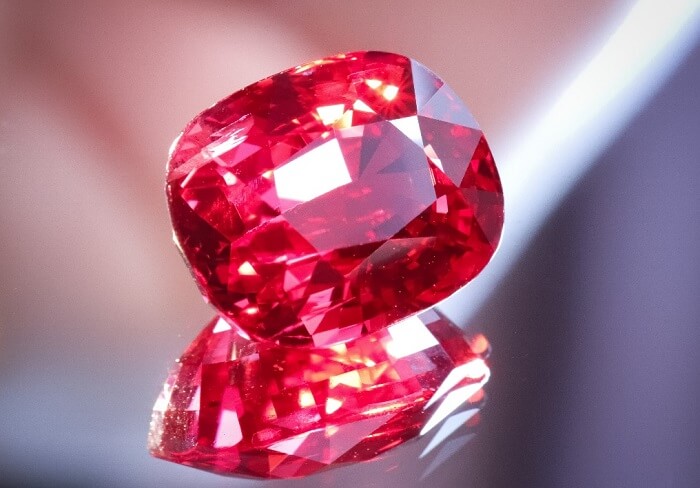 Trong các loại đá quý Spinel thì màu đỏ là màu đẹp và hiếm nhất