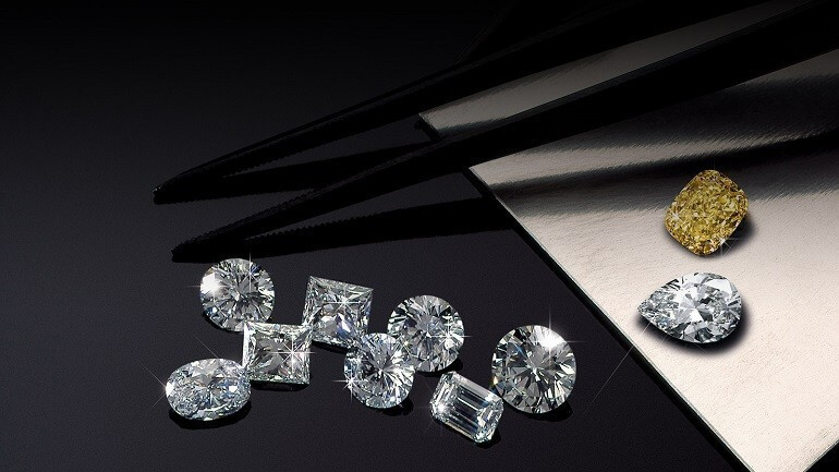 Kim cương ngoài thiên nhiên sẽ lẫn với một số tạp chất nhất định và hình thành nên màu của kim cương, màu càng hiếm thì có giá trị càng cao